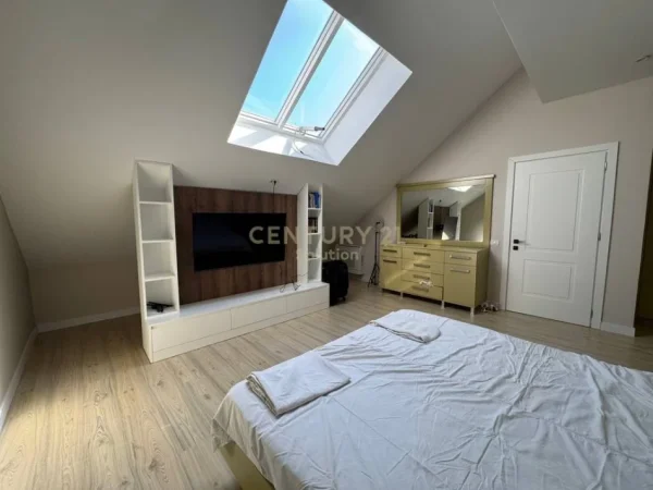 Tirane, jepet me qera apartament Kati 3, 205 m² 2.000 € (Liqeni i Thate)