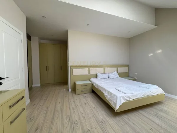 Tirane, jepet me qera apartament Kati 3, 205 m² 2.000 € (Liqeni i Thate)