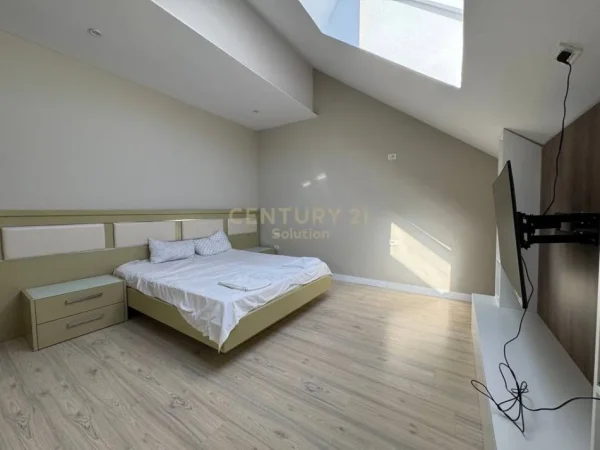 Tirane, jepet me qera apartament duplex 3+1+Ballkon Kati 3, 205 m² 2.000 € (Liqeni i Thate)