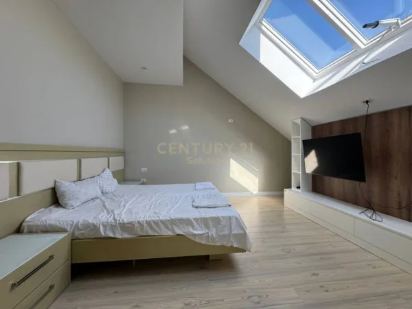 Tirane, jepet me qera apartament duplex 3+1+Ballkon Kati 3, 205 m² 2.000 € (Liqeni i Thate)