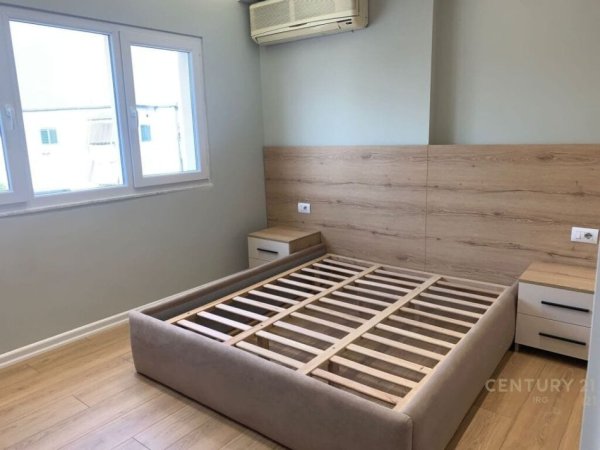 Tirane, jepet me qera apartament 2+1 Kati 5, 90 m² 650 € (Brryl)