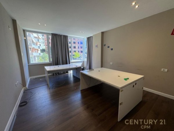 Tirane, jepet me qera apartament 2+1+Aneks+Ballkon Kati 2, 121 m² 600 € (Kopshti Botanik)