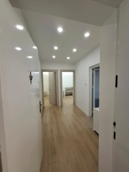 Tirane, jepet me qera apartament 1+1+Ballkon Kati 3, 59 m² 550 € (Ferit Xhajko)