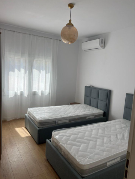Tirane, jepet me qera apartament 2+1+Ballkon Kati 2, 90 m² 950 € (Bulevardi Zogu i Pare)