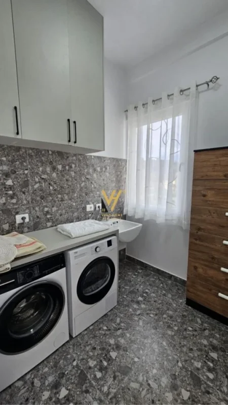 Tirane, jepet me qera Vile 2 Katshe Kati 0, 250 m² 2.500 € (MJULL BATHORE)
