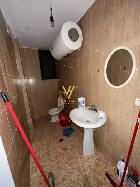 Tirane, jepet me qera dyqan Kati 0, 68 m² 750 € (VASIL SHANTO)