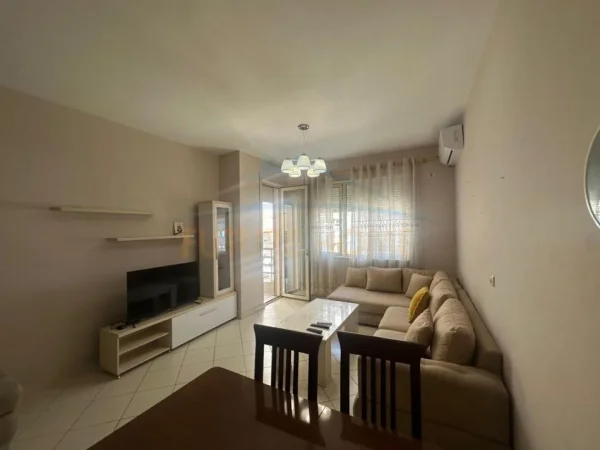 0683487469 Tirane, jepet me qera apartament 1+1 Kati 4, 71 m² 550 € (Stacioni i Trenit , Rruga Karl Gega)