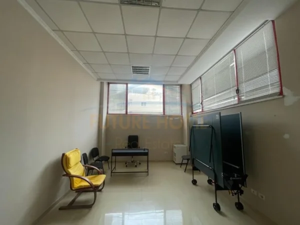 Durres, jepet me qera ambjent biznesi , 25 m² 300 € 