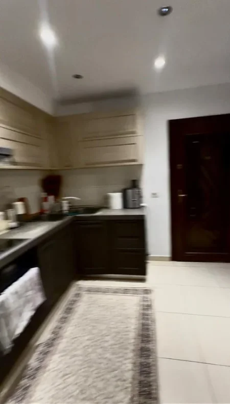 Tirane, shitet apartament 2+1+Ballkon Kati 4, 90 m² 125.000 € (joklin persi)