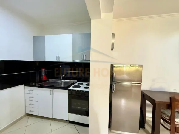 Tirane, jepet me qera apartament 1+1+Ballkon Kati 4, 460 € (21 Dhjetori)