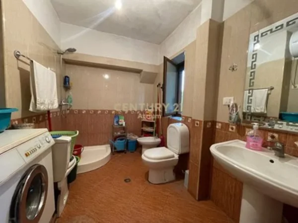 Tirane, shes apartament 3+1 Kati 3, 118 m² 175.000 € (Materniteti i Ri)