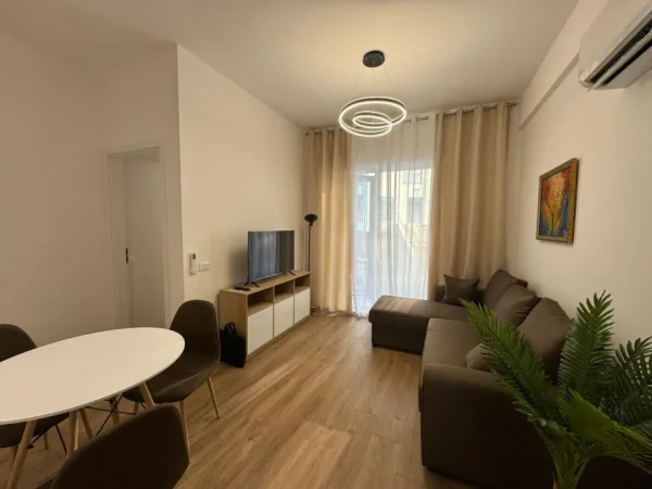 Tirane, jepet me qera apartament 1+1 Kati 2, 60 m² 450 € (fresku)