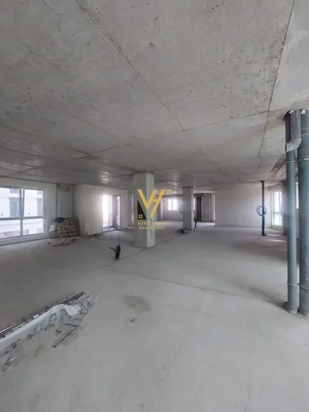 Tirane, shitet ambjent biznesi Kati 1, 396 m² 1.305.000 € (KOMUNA E PARISIT)