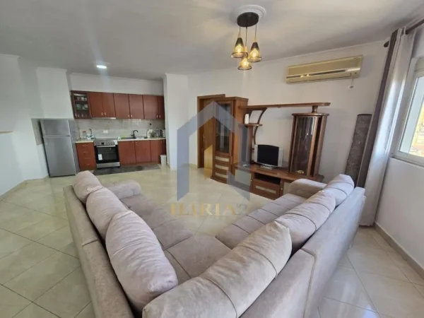 Tirane, jepet me qera apartament 2+1+Ballkon Kati 4, 120 m² 650 € (Rruga e Barrikadave)