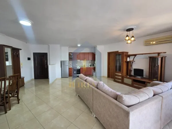 Tirane, jepet me qera apartament 2+1+Ballkon Kati 4, 120 m² 650 € (Rruga e Barrikadave)