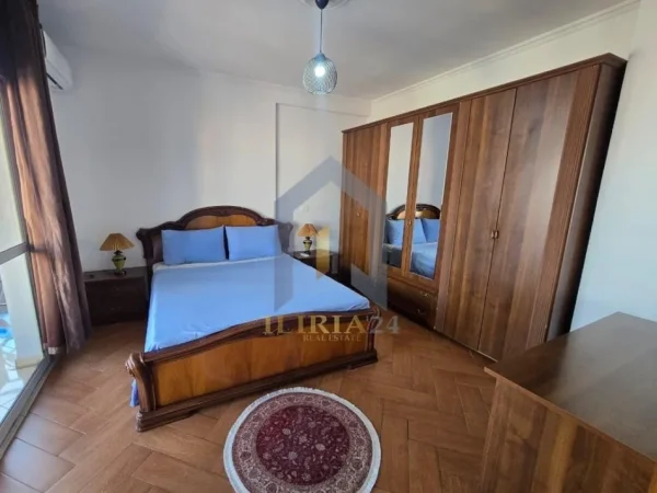 Tirane, jepet me qera apartament 2+1+Ballkon Kati 4, 120 m² 650 € (Rruga e Barrikadave)