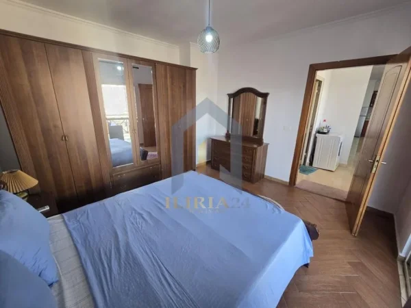 Tirane, jepet me qera apartament 2+1+Ballkon Kati 4, 120 m² 650 € (Rruga e Barrikadave)