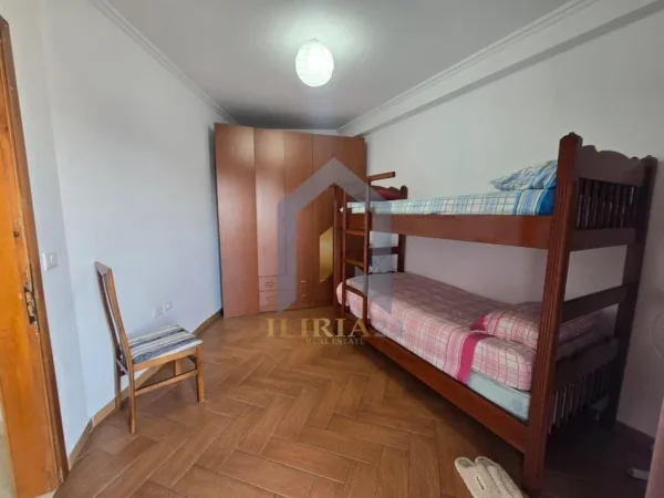 Tirane, jepet me qera apartament 2+1+Ballkon Kati 4, 120 m² 650 € (Rruga e Barrikadave)