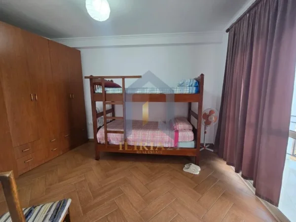 Tirane, jepet me qera apartament 2+1+Ballkon Kati 4, 120 m² 650 € (Rruga e Barrikadave)