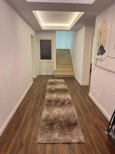 Tirane, jepet me qera Vile 4+1 Kati 2, 323 m² 1.500 € (LUNDER)