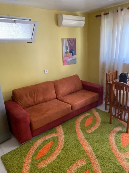 Jepet me Qira Shtepia Private 1+1 ne Qender tek Selvia, 550 Euro me Post Parkimi te Perfshire