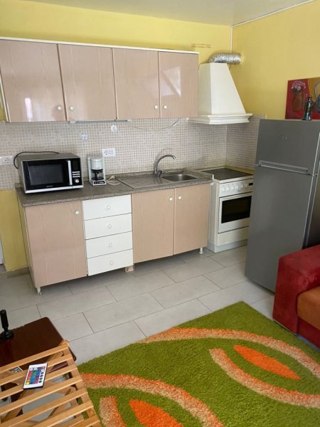 Jepet me Qira Shtepia Private 1+1 ne Qender tek Selvia, 550 Euro me Post Parkimi te Perfshire