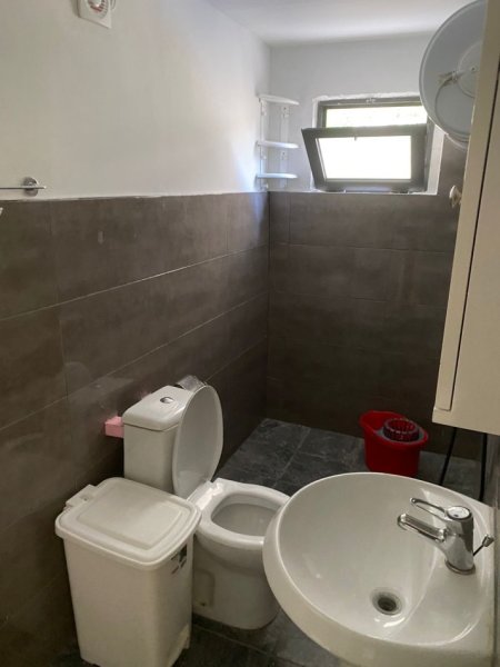 Jepet me Qira Shtepia Private 1+1 ne Qender tek Selvia, 550 Euro me Post Parkimi te Perfshire