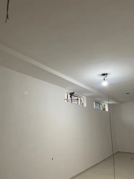 Tirane, jepet me qera dyqan Kati 0, 110 m² 2.000 € (VASIL SHANTO)