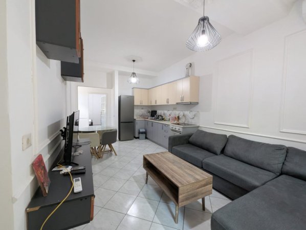 Tirane, jepet me qera apartament 2+1+Ballkon Kati 1, 80 m² 600 € (Rruga Hamdi Garunja)
