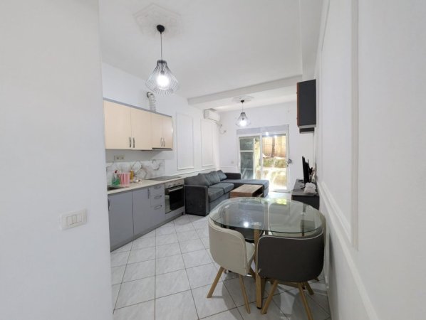 Tirane, jepet me qera apartament 2+1+Ballkon Kati 1, 80 m² 600 € (Rruga Hamdi Garunja)