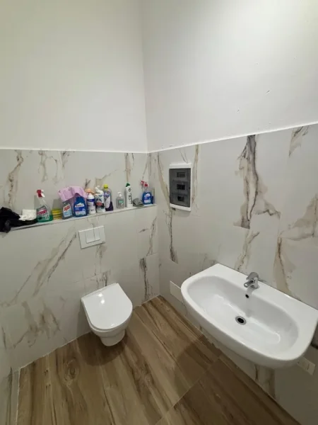 Tirane, jepet me qera ambjent biznesi Kati 1, 75 m² 1.300 € (Rruga Mine Peza)