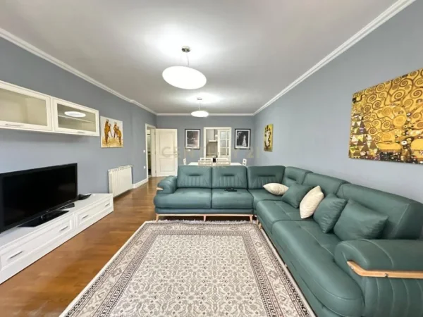 Tirane, jepet me qera apartament 2+1 Kati 5, 112 m² 1.000 € (Liqeni i Thate)