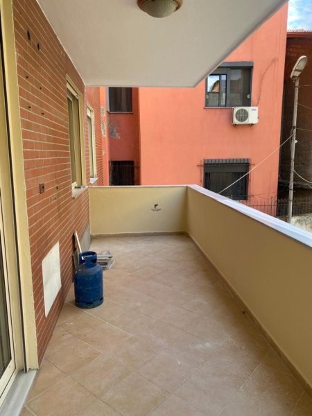 Tirane, jepet me qera apartament 2+1 Kati 4, 100 m² 500 € (GJIMNAZI ISMAIL QEMALI)