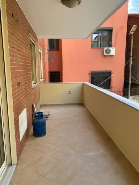 Tirane, jepet me qera apartament 2+1 Kati 4, 100 m² 500 € (GJIMNAZI ISMAIL QEMALI)