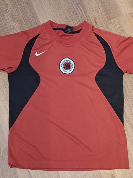 Tirane, shes Bluze futbolli 10 €