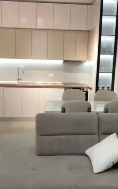 Tirane, jepet me qera apartament 2+1+Aneks+Ballkon Kati 4, 104 m² 700 € 