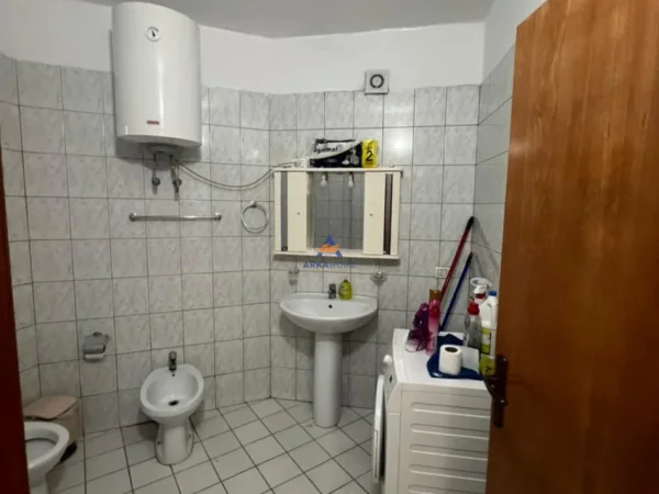 Tirane, jepet me qera apartament 2+1+Ballkon Kati 3, 74 m² 511 € (Brryli)