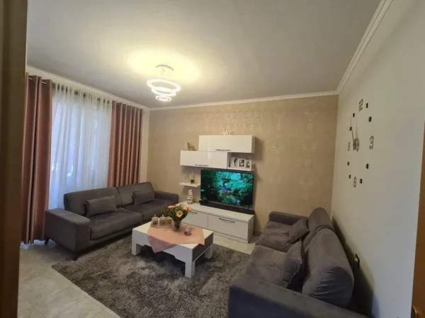 Jepet me Qira Apartament 1+1 i mobiluar ne Rrugen Bardhyl, Kati 5, 60 m² 550 Euro