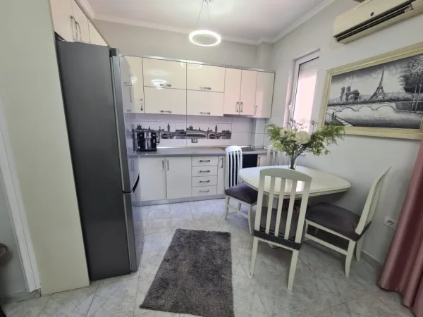 Jepet me Qira Apartament 1+1 i mobiluar ne Rrugen Bardhyl, Kati 5, 60 m² 550 Euro
