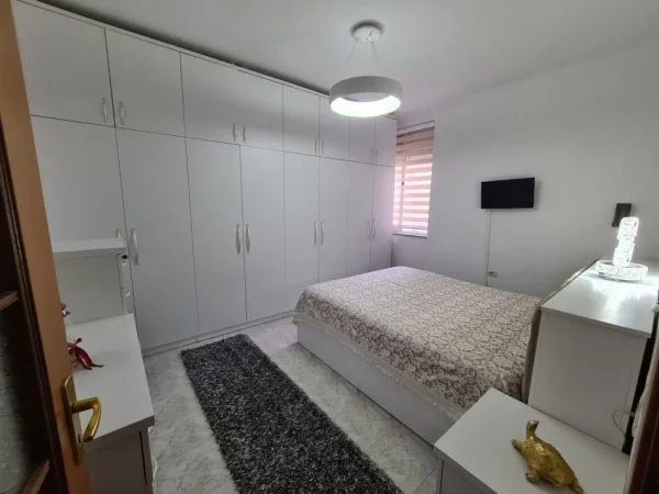 Jepet me Qira Apartament 1+1 i mobiluar ne Rrugen Bardhyl, Kati 5, 60 m² 550 Euro