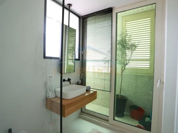 Tirane, jepet me qera apartament 2+1 Kati 12, 123 m² 1.000 € 