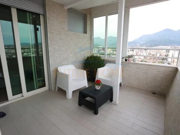 Tirane, jepet me qera apartament 2+1 Kati 12, 123 m² 1.000 € 