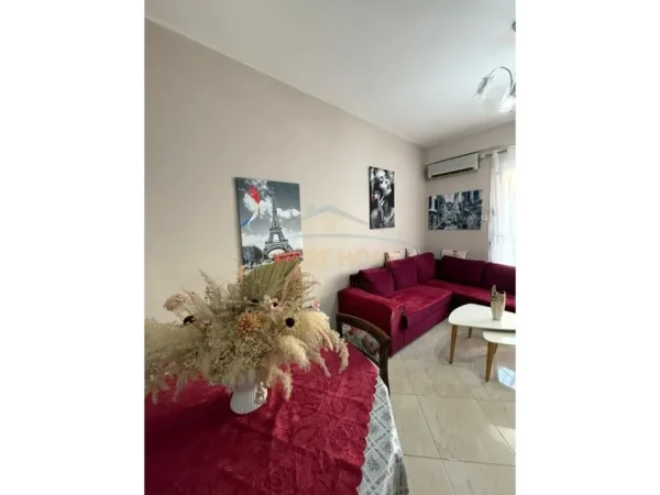 0683487469 Tirane, jepet me qera apartament 1+1 Kati 5, 56 m² 490 € (Rruga Kavajes , Golden Park 3)