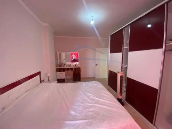 Tirane, jepet me qera apartament 2+1 Kati 5, 112 m² 450 € 