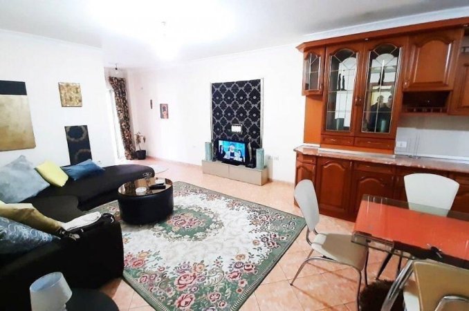 Tirane, jepet me qera apartament 2+1+Ballkon Kati 3, 115 m² 700 € (ZOGU I ZI)