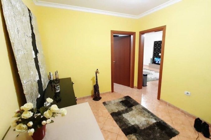 Tirane, jepet me qera apartament 2+1+Ballkon Kati 3, 115 m² 700 € (ZOGU I ZI)