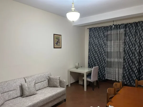 Tirane, jepet me qera apartament 1+1 Kati 2, 63 m² 560 € (QENDER)