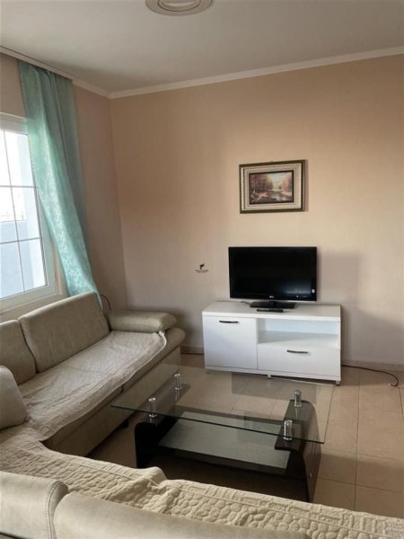 Tirane, jepet me qera apartament 1+1+Ballkon Kati 3, 70 m² 480 € (RRUGA E DIBRES)