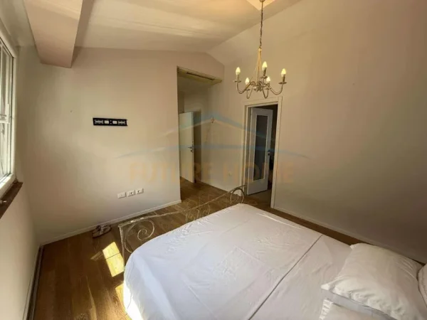 Tirane, jepet me qera apartament 2+1 , 135 m² 1.100 € 