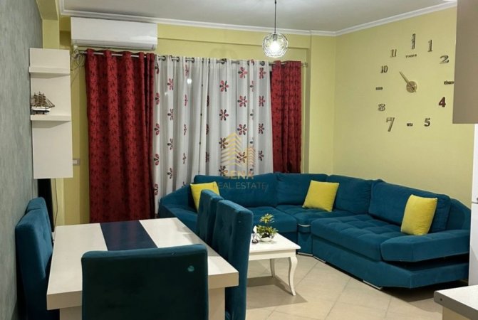 Tirane, jepet me qera apartament 1+1+Ballkon Kati 5, 60 m² 400 € (Rruga Sokrat Miho)
